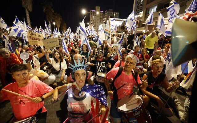 Des manifestants contre la réforme judiciaire du gouvernement rassemblés devant l'ambassade des États-Unis, à Tel Aviv, le 13 juillet 2023. (Crédit : Yoram Shpirer)