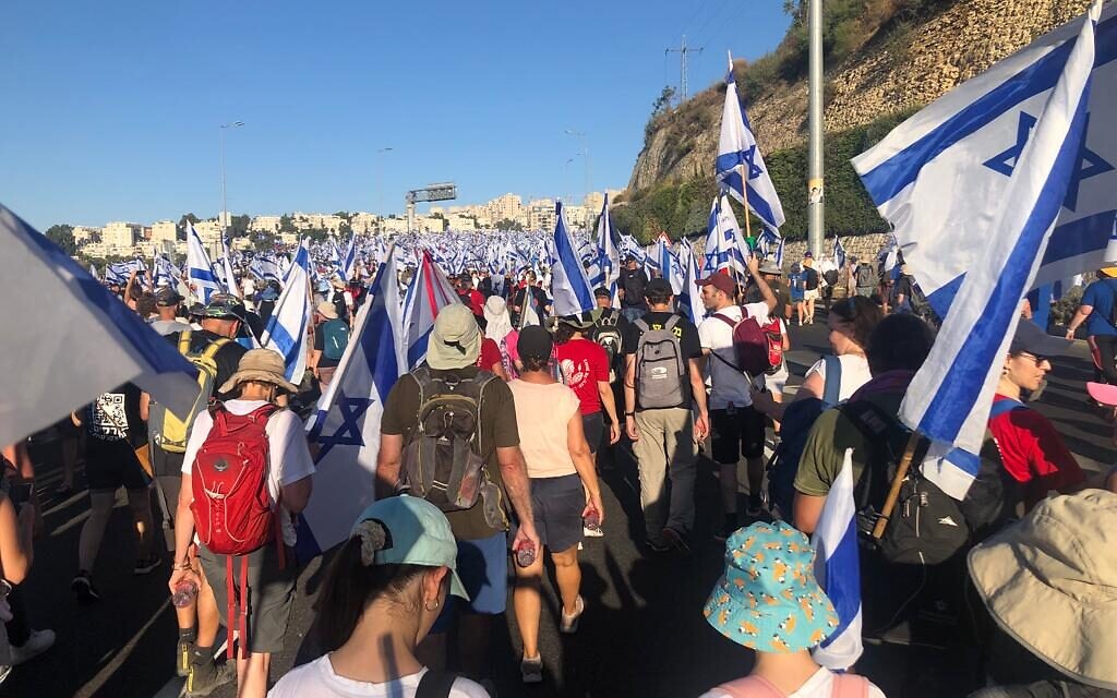  Des dizaines de milliers de manifestants anti-refonte judiciaire approchant de Jérusalem, le 22 juillet 2023 (Crédit : Times of Israel)