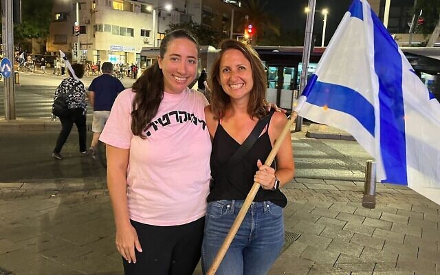 Janessa Goldberg (à gauche) et Elana Resnick lors d'une manifestation contre la réforme judiciaire rue Kaplan à Tel Aviv, le 11 juillet 2023. (Crédit : Naomi Lanzkron/Times of Israel)