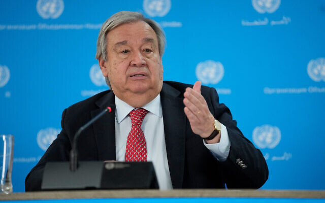 Le secrétaire général de l'ONU, Antonio Guterres, s'adressant aux médias lors d'une visite au bureau de l'ONU à Nairobi, au Kenya, le 3 mai 2023. (Crédit : Khalil Senosi/AP/Dossier)