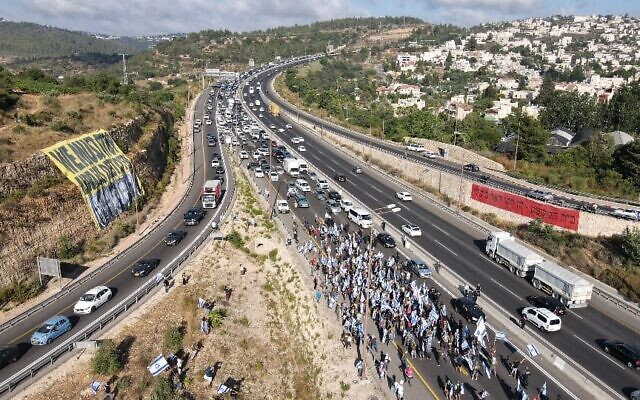 Des manifestants bloquant la Route 1 vers Jérusalem, près de l'échangeur Hemed. (Crédit : Barak Dor)