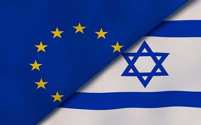 Image d’illustration représentant les drapeaux de l'Union européenne et d'Israël. (Crédit : Maksym Kapliuk ; iStock by Getty Images)