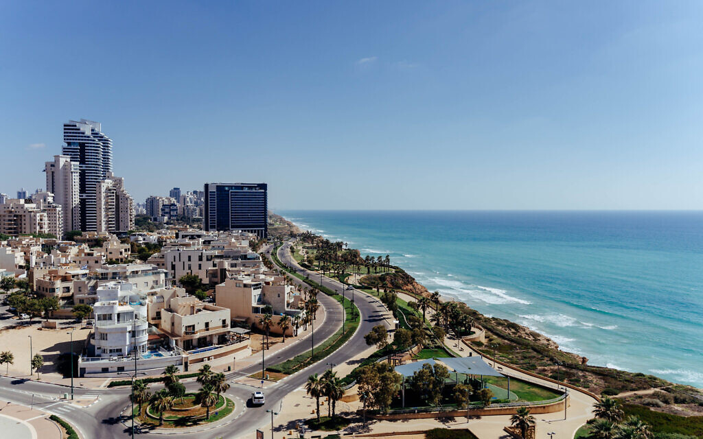 Une vue aérienne de Netanya, en 2022. (Crédit : Wirestock via iStock by Getty Images)
