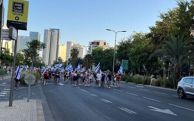 Des manifestants défilant sur l'artère Namir, à Tel Aviv, le 24 juillet 2023. (Crédit : Naomi Lanzkron)