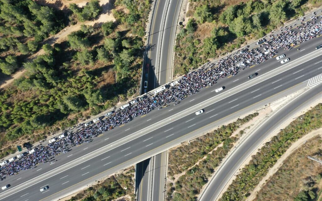  Les opposants à la réforme du système judiciaire marchant vers la Knesset, à Jérusalem le long de la Route 1, 22 juillet 2023 (Crédit :  Aviv Hassidov)
