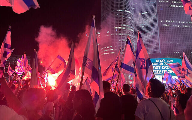 Des manifestants anti-refonte à Tel Aviv, le 27 juillet 2023. (Crédit : Naomi Lanzkron/Times of Israel)