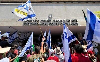 Des manifestants rassemblés pour les droits des femmes au rabbinat de Tel Aviv, le 18 juillet 2023 (Crédit : Yaël Gadot)