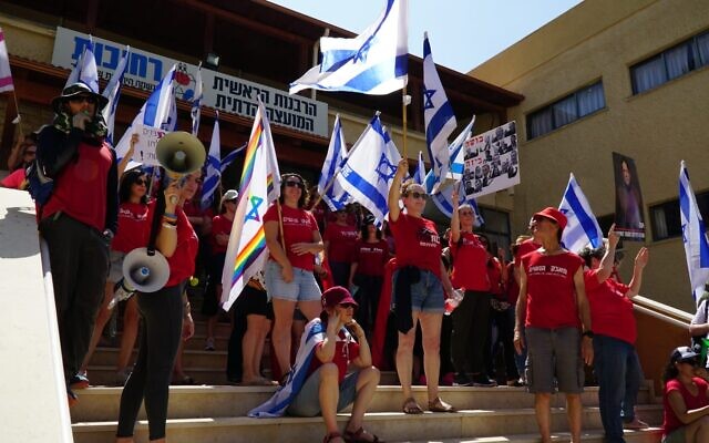 Des femmes manifestant devant le rabbinat à Rehovot, le 1er juillet 2023. (Crédit : Nevet Kahana)