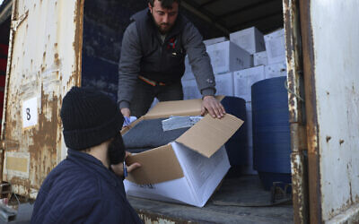 Des douaniers inspectent un camion chargé d'aide humanitaire des Nations Unies pour la Syrie au poste frontière de Bab al-Hawa avec la Turquie, dans la province syrienne d'Idlib, à la suite d'un tremblement de terre dévastateur, le 10 février 2023. (Crédit : AP Photo/Ghaith Alsayed, File)