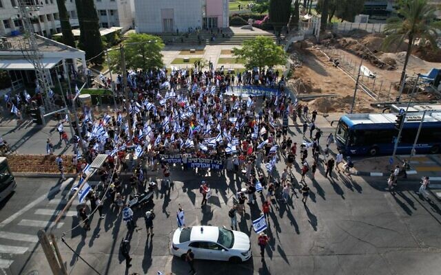 Des manifestants défilent pour se rendre vers le siège du syndicat de la Histadrout, à Tel Aviv, le 11 juillet 2023. (Crédit : Eitan Slonim)