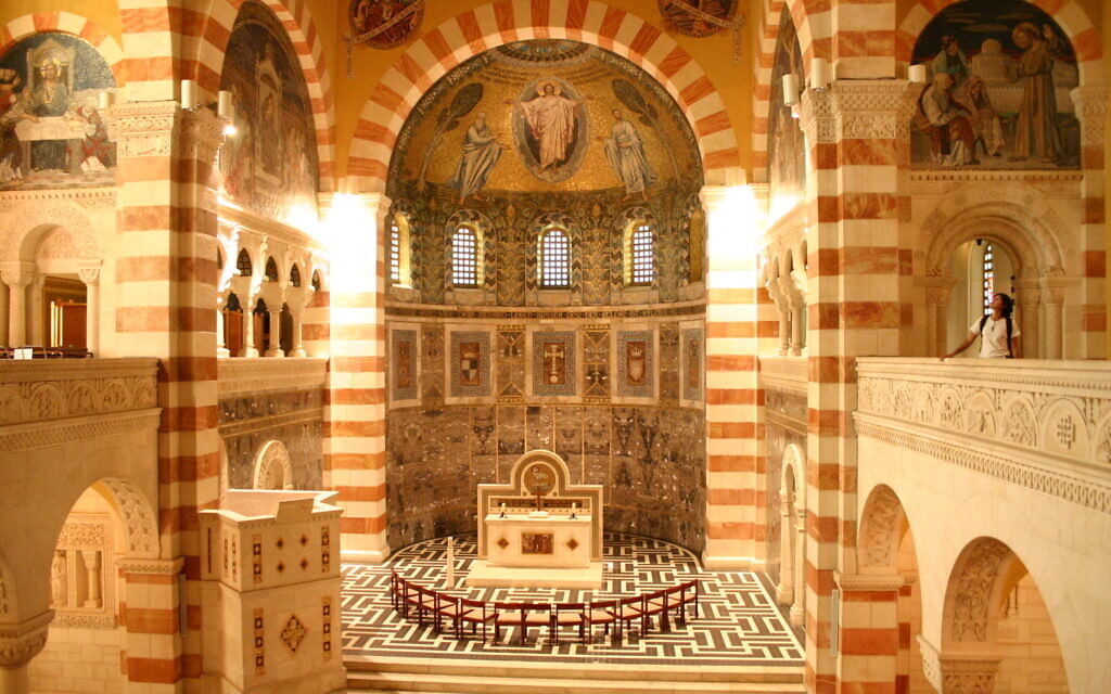 L'intérieur orné de l'église du complexe Ausgusta Victoria à Jérusalem. (Crédit : Shmuel Bar-Am)