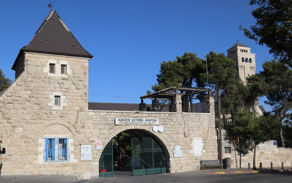 Vue extérieure de l'église du complexe Ausgusta Victoria à Jérusalem. (Crédit : Shmuel Bar-Am)