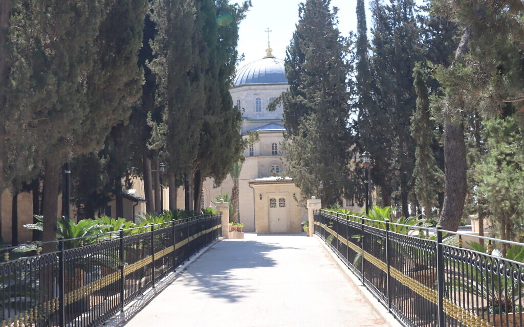 Vue extérieure de l'église russe de l'Ascension à Jérusalem et de son terrain. (Crédit : Shmuel Bar-Am)