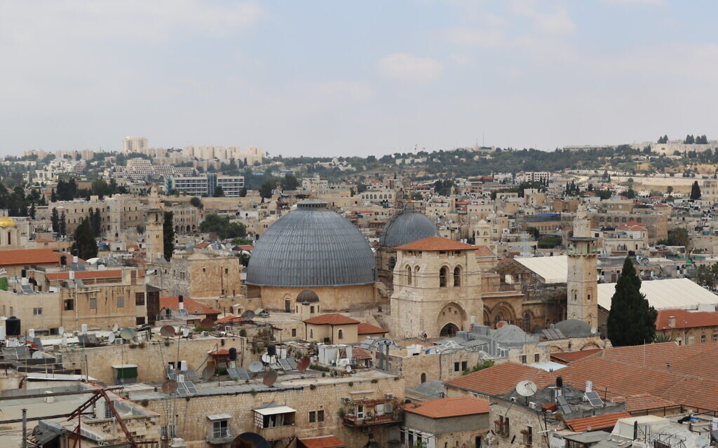 Vue de Jérusalem incluant l'église du Saint-Sépulcre, depuis le toit du Centre d'information chrétienne. (Crédit : Shmuel Bar-Am)