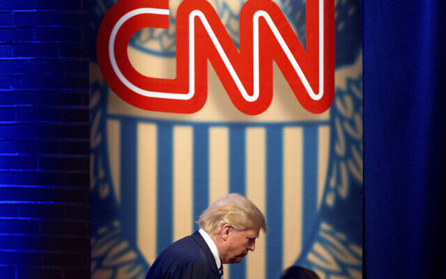 Donald Trump, alors candidat républicain à la présidence des États-Unis, arrive à une réunion publique de CNN à l'université de Caroline du Sud à Columbia, en Caroline du Sud, le 18 février 2016 (Crédit : Andrew Harnik/AP)