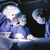 Photo illustrative de médecins pratiquant la chirurgie plastique. (Crédit : Société israélienne de chirurgie plastique et esthétique)