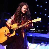 La chanteuse tunisienne Emel Mathlouthi chante lors de son concert à Bagdad le 3 juillet 2012. (Crédit : AHMAD AL-RUBAYE / AFP)