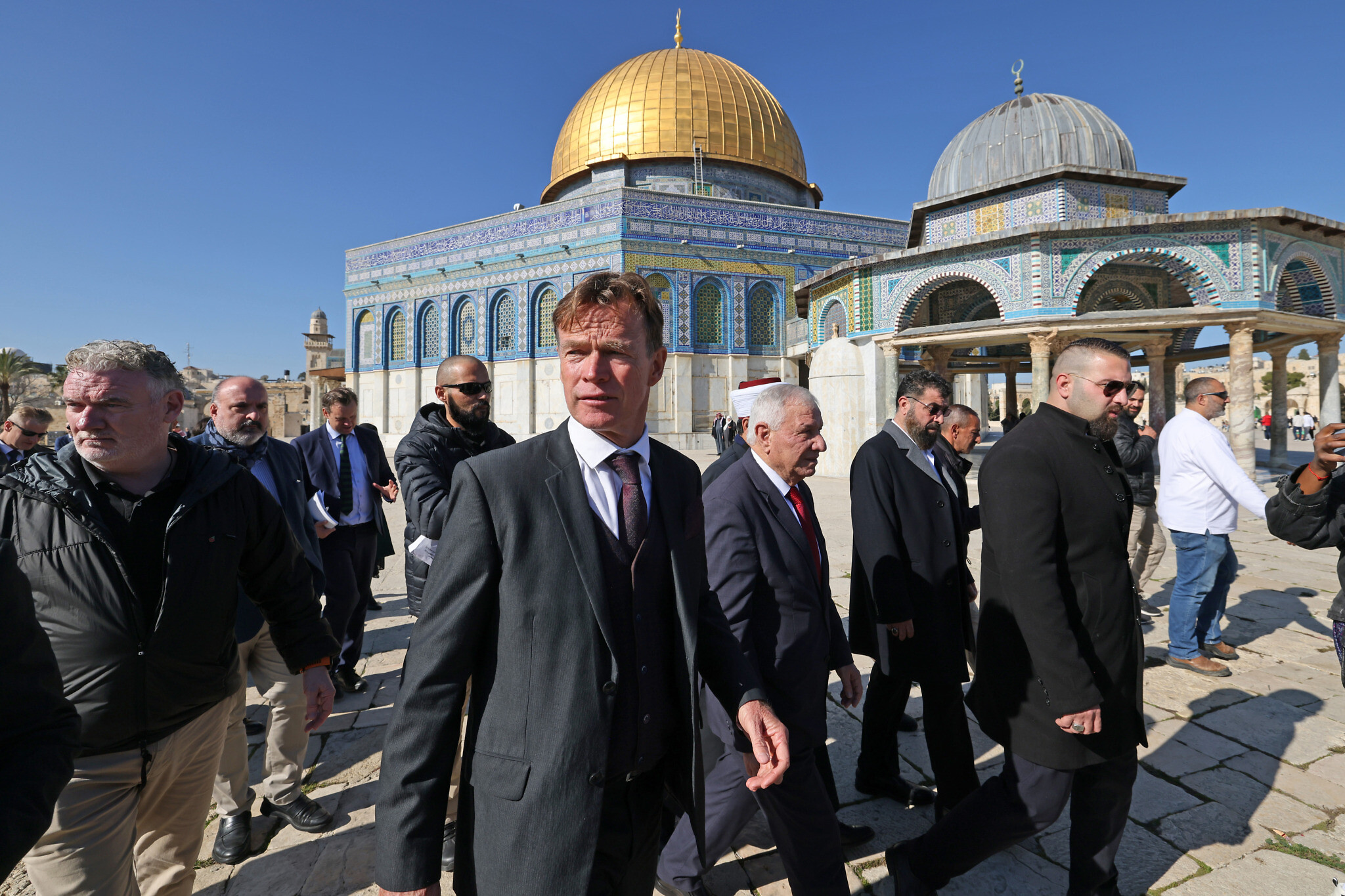 Le chef de la mission de l'Union européenne auprès de la Cisjordanie et de la bande de Gaza, Sven Kühn von Burgsdorff (C), accompagné du directeur général du Waqf (dotation) islamique Azzam al-Khatib (à sa droite), visite l'enceinte de la mosquée Al-Aqsa au sommet du mont du Temple dans la Vieille Ville de Jérusalem, le 18 janvier 2023. (Crédit : AHMAD GHARABLI / AFP)