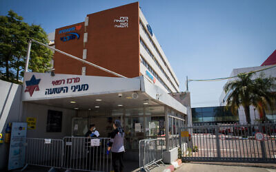 Vue de l’hôpital Mayanei Hayeshua à Bnei Brak, le 13 avril 2020. (Crédit : Nati Shohat/Flash90)