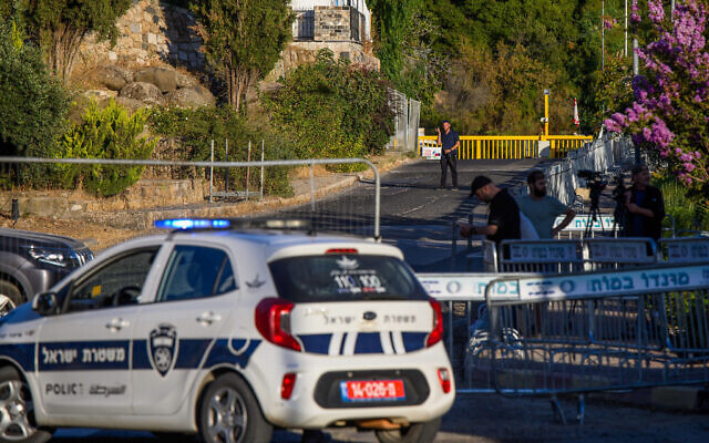 Des travailleurs et des policiers se préparent à l'arrivée du Premier ministre Benjamin Netanyhu et de son épouse Sara au Moshav Neve Ativ, le 7 août 2023. (Crédit : Ayal Margolin/Flash90)