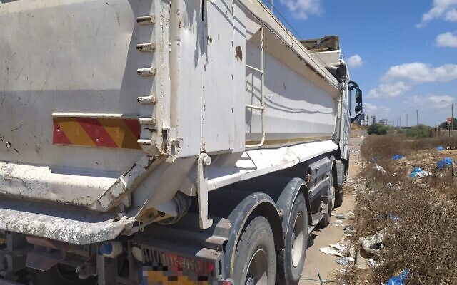 L'un des 12 véhicules saisis par la police verte du ministère de l'Environnement et l'unité de fraude du district de Tel Aviv, soupçonnés d'avoir été utilisés pour le déversement illégal de déchets de construction à Ramat Hasharon, dans le centre d'Israël, le 8 août 2023 (Crédit : Police verte)