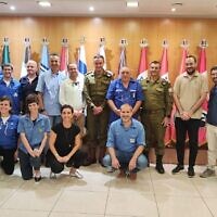 Le chef d'état-major de Tsahal, le lieutenant-général Herzi Halevi (au centre) et d'autres officiers rencontrent des représentants de mouvements de jeunesse en Israël, le 8 août 2023. (Crédit : Armée israélienne)