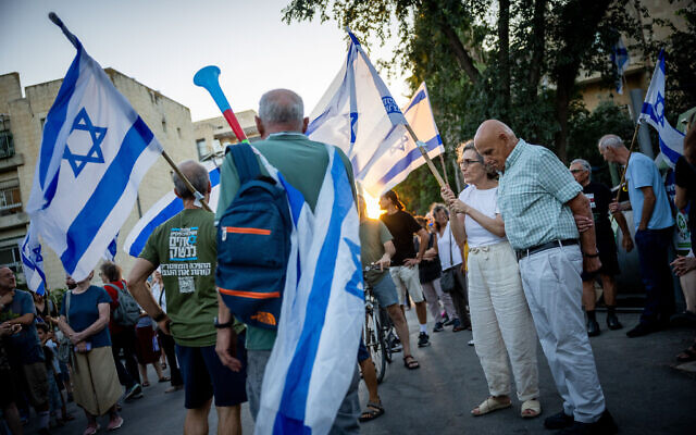 Des militants contre le remaniement judiciaire manifestent devant le domicile du ministre des Affaires stratégiques Ron Dermer à Jérusalem le 10 août 2023. (Crédit : Yonatan Sindel/Flash90)