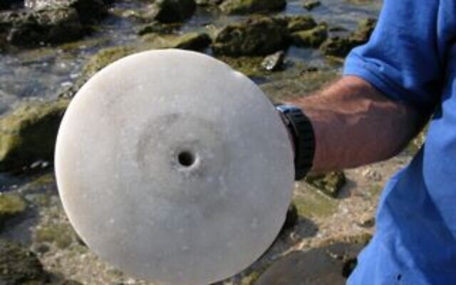 Un disque de marbre rare, vieux de 2 500 ans, découvert au large des côtes israéliennes en juillet 2023. (Crédit : Autorité israélienne des Antiquités)