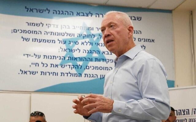 Le ministre de la Défense Yoav Gallant s'adresse aux nouvelles recrues de Tsahal au Bakoum, la base d'induction de l'armée dans le centre d'Israël, le 13 août 2023. (Crédit : ministère de la Défense)