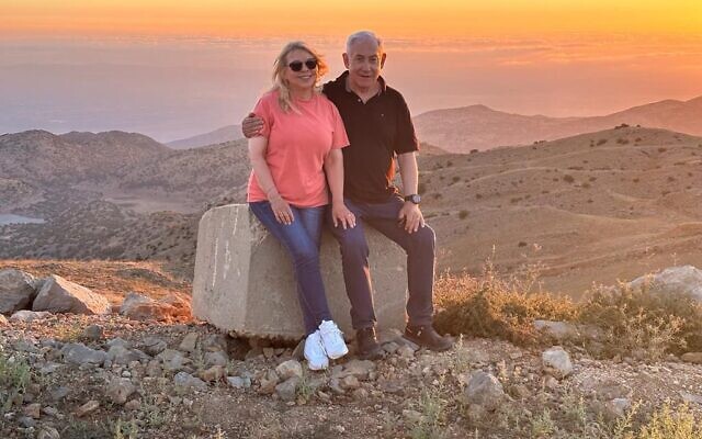 Le Premier ministre Benjamin Netanyahu et son épouse Sara en vacances sur le plateau du Golan le 11 août 2023. (Crédit : Benjamin Netanyahu/Twitter)