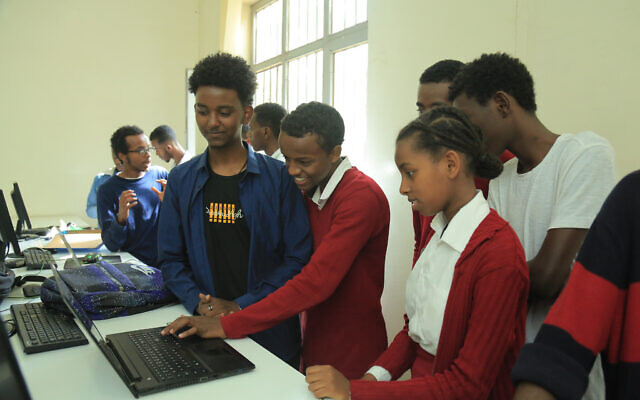 Des lycéens au centre STEMpower de Foka à Bishoftu, en Éthiopie, en juillet 2023. (Crédit : Autorisation)