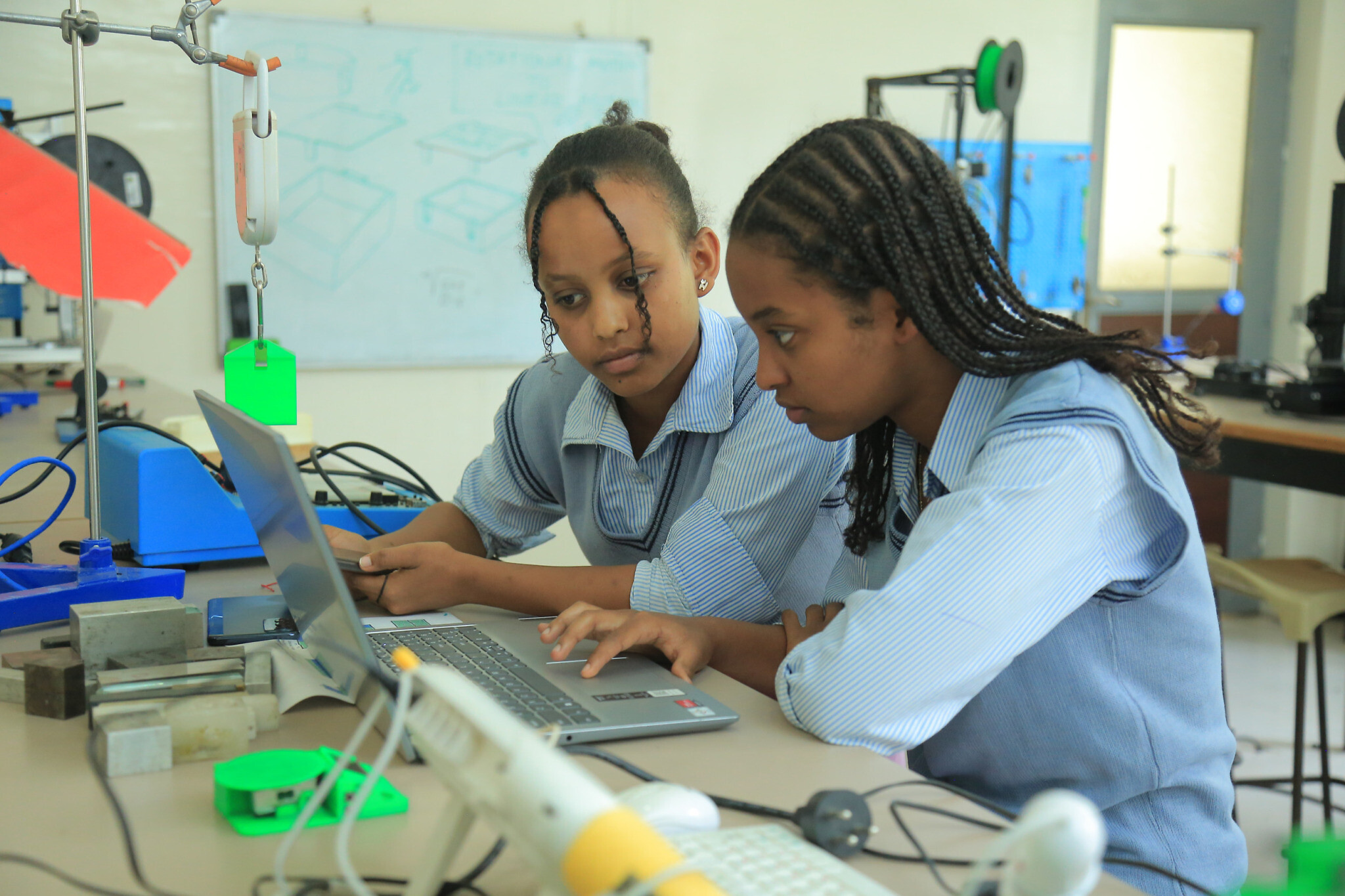 Fenet Gossa et Kalkidan Eshteu travaillent sur leur projet d'enregistrement EZ au centre STEMpower de Foka à Bishoftu, en Éthiopie, en juillet 2023. (Crédit : Autorisation)