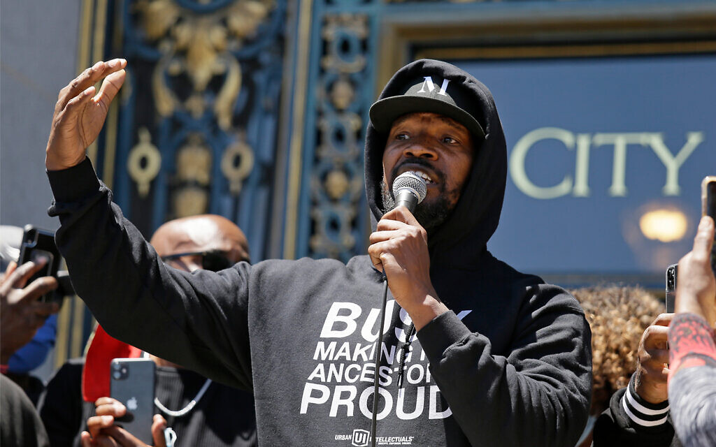 Jamie Foxx s'adresse à une foule nombreuse lors d'une manifestation à genoux contre le racisme policier sur les marches de l'hôtel de ville de San Francisco, le 1er juin 2020. (Crédit : Eric Risberg AP/)