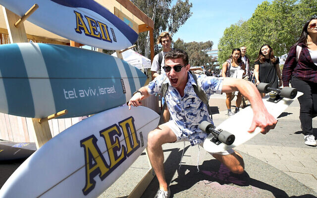 Des étudiants affiliés à l'AEPi assistent à une célébration du Yom HaAtsmaout à l'Université de Californie, San Diego, en 2018. (Crédit : Randy Shropshire/Getty Images for AEPi via JTA)
