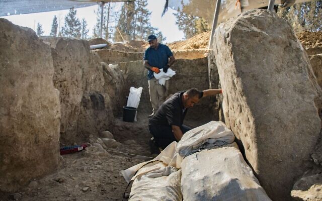 Des archéologues fouillent la plus ancienne porte découverte en Israël à Tel Erani, près de Kiryat Gat, en 2023. (Crédit : Yoli Schwartz/IAA)