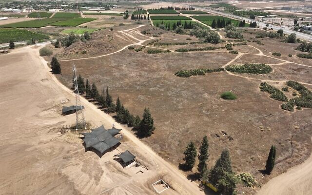 Vue aérienne du site de fouilles de Tel Erani en 2023. (Crédit : Emil Aladjem/IAA)