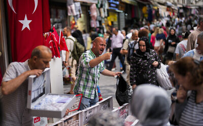 Illustration : Des vendeurs sur un marché dans le quartier commercial d'Eminonu à Istanbul (Turquie), le 16 juin 2023. (Crédit : Francisco Seco / AP)