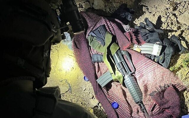 Un fusil d'assaut saisi par l'armée israélienne à Hébron tôt le 22 août, et qui aurait été utilisé lors d'une fusillade meurtrière un jour plus tôt (Crédit : Police israélienne)