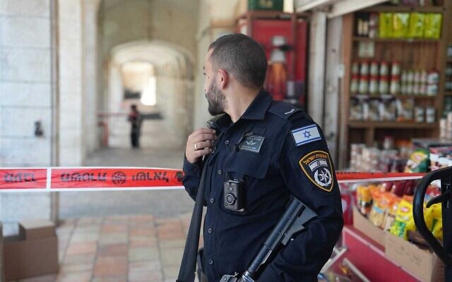 La police sur les lieux d'une fusillade où un homme d'une trentaine d'années a été modérément blessé, à Jérusalem, le 22 août 2023. (Crédit : Police israélienne)