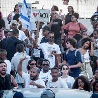 Des membres de la communauté éthiopienne et d'autres bloquent l'Ayalon à Tel Aviv, le 21 août 2023, lors d'une manifestation pour demander justice pour Rafael Adana, 4 ans, qui a été écrasé et tué dans un accident de voiture à Netanya, en mai. (Crédit : Avshalom Sassoni/Flash90)