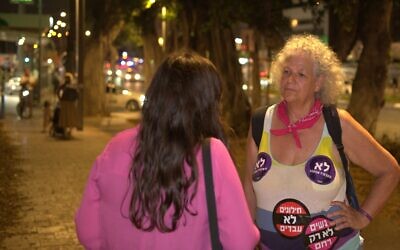Nili Brenner, à droite, parle avec Dana Bezalel lors de la marche des femmes à Bnei Brak, en Israël, le 24 août 2023. (Crédit : Canaan Lidor/The Times of Israel)