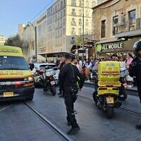 Les premiers intervenants sur les lieux à Jérusalem où une femme a été frappée par un véhicule de police sur les voies du métro léger, le 24 août 2023. (Crédit : MDA)