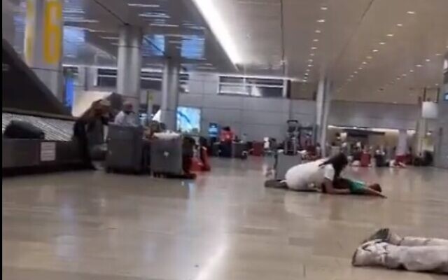 Des voyageurs à l'aéroport Ben Gurion se couchent sur le sol lors d'un incident d'urgence le 31 août 2023. (Crédit : Capture d'écran/Twitter - utilisée conformément à la clause 27a de la loi sur les droits d'auteur)