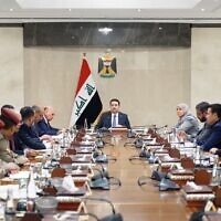 Photo partagée sur le compte X de Mohammed Shia al-Sudani, Premier ministre irakien (au centre), dirigeant une réunion à Bagdad le 30 août 2023. (Crédit : Porte-parole du Premier ministre irakien)