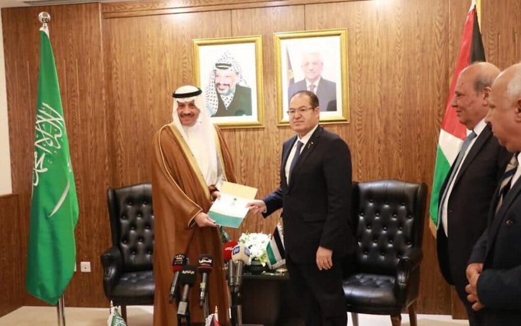 L'ambassadeur saoudien Nayef Al-Sudairi (G) présente ses lettres de créance au conseiller diplomatique de l'Autorité palestinienne Majdi al-Khalidi à l'ambassade palestinienne en Jordanie le 12 août 2023. (Crédit : Wafa)