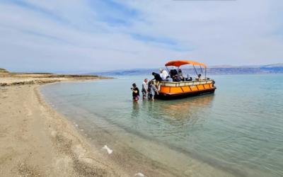 Des passagers s'aventurent dans les eaux de la mer Morte depuis le bateau de Noam Bedein lors d'une récente excursion. (Crédit : Noam Bedein)