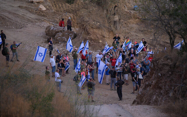 Des Israéliens protestent contre la visite du Premier ministre Benjamin Netanyahu et de son épouse Sara, au Moshav Neve Ativ, le 7 août 2023. (Crédit : Ayal Margolin/Flash90)