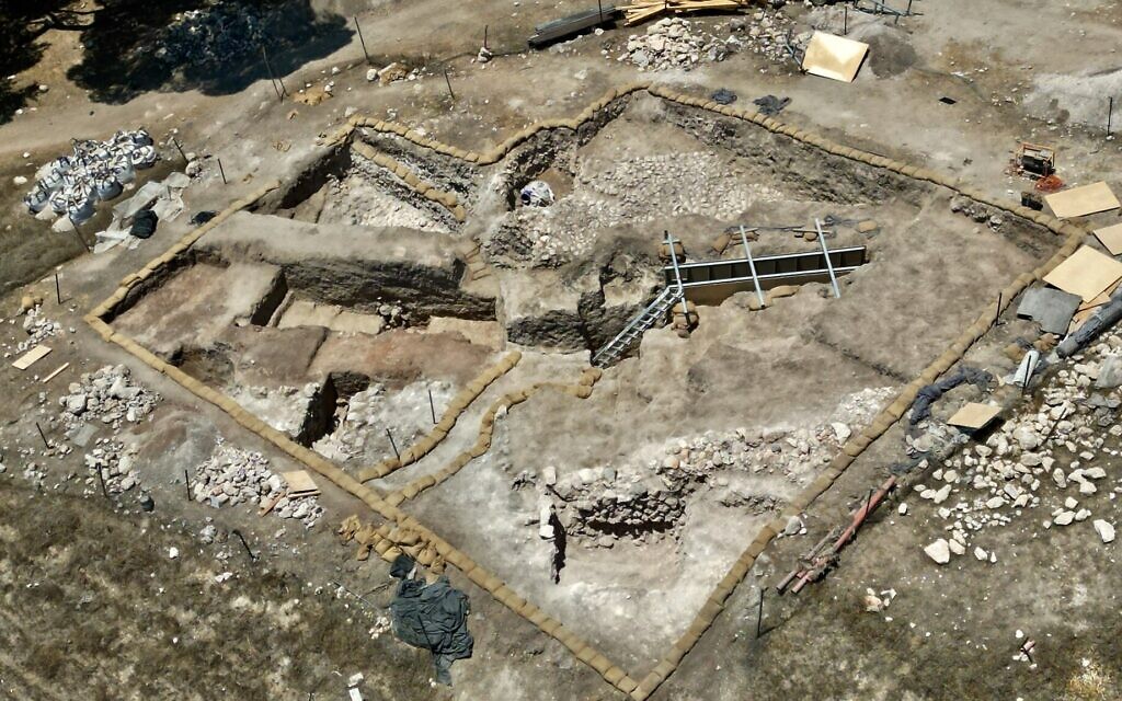 Une vue aérienne des fouilles de Tel Shimron dans le nord d'Israël pendant la saison 2023. (Autorisation d'Eyecon)