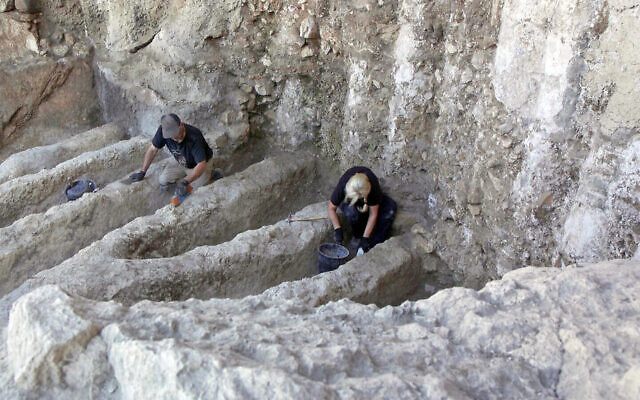 Les archéologues travaillent  dans les canaux antiques découvertes dans la Cité de David à Jérusalem, en août 2023. (Crédit : Emil Aladjem/IAA)