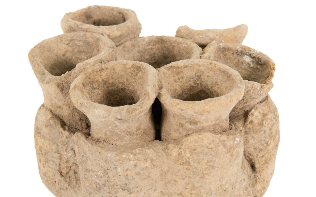 Le bol ‘Nahariyya' complet découvert à Tel Shimron dans le nord d'Israël pendant la saison de fouilles 2023. (Crédit : Christina Carper)